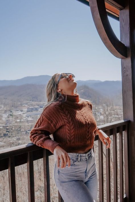 Smoky Mountains Picture Ideas, Gatlinburg Tennessee Pictures, Smoky Mountains Outfits Fall, Gatlinburg Outfits Winter, Pigeon Forge Tennessee Outfits, Gatlinburg Photoshoot, Mountain Outfit Fall, Gatlinburg Tennessee Outfits, Mountain Picture Ideas