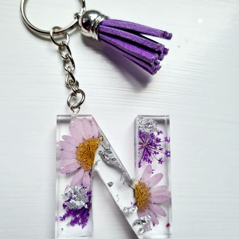 Diy Resin Keychain, Flowers Glitter, Diy Resin Projects, Resin Jewelry Diy, Silver Keychain, Unique Keychains, Resin Keychain, Bead Charms Diy, Resin Design