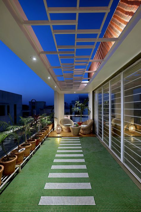 Klein Balkon Decor, Small Balcony Garden, Terrace Garden Design, Terrace Decor, Rooftop Terrace Design, Rooftop Design, Small Balcony Design, Modern Exterior House Designs, Home Garden Design