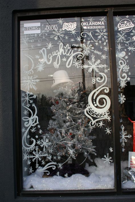 snowflake window painting - Google Search Christmas Shop Window, Window Markers, Christmas Window Painting, Window Mural, Decoration Vitrine, Window Drawing, Christmas Window Display, Storefront Design, Winter Window