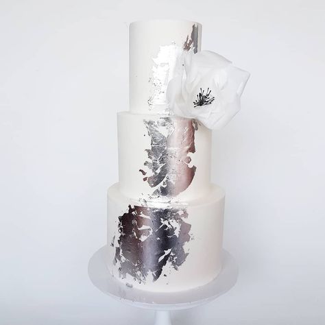 Baryeah Oueik on Instagram: “Love me some silver please #LeyaraCakes #SydneyCakes #WeddingCake #SilverLeaf” White Silver Wedding Cake, White Silver Wedding, Vintage Pasta, Wedding Cake Ribbon, Metallic Wedding Cakes, Cake Celebration, Silver Wedding Cake, Wedding Cake Ombre, Wedding Cake Pictures