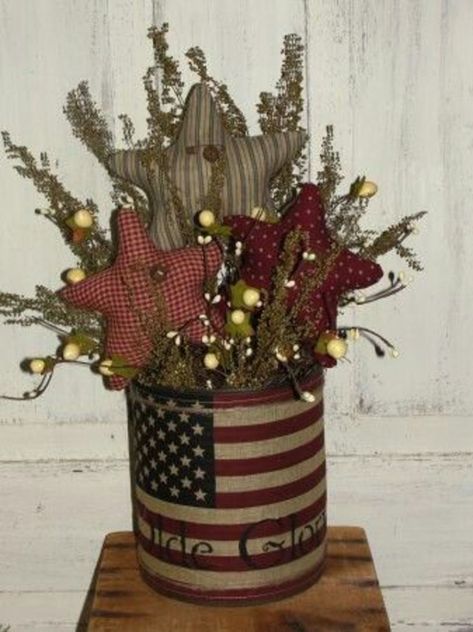 Vegetable Can Crafts, Large Tin Can Diy Ideas, Star Bouquet, Rustic Americana Decor, Prim Crafts, Americana Crafts, Primitive Americana, 4th July Crafts, July Ideas