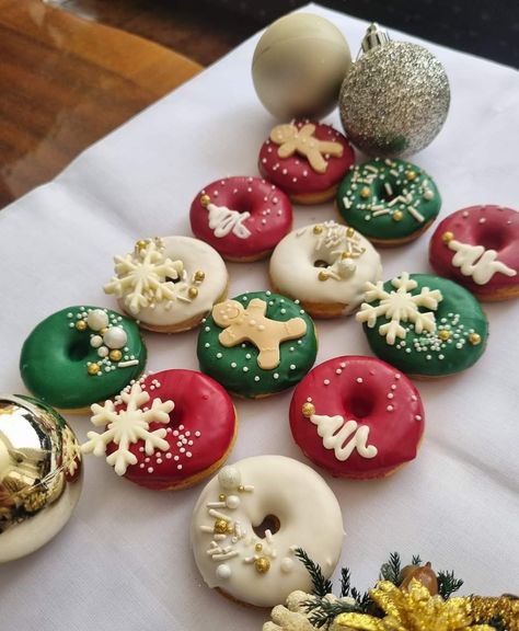 Donut Christmas, Holiday Donut Ideas, Christmas Donuts Decoration, Christmas Mini Donuts Ideas, Mini Donuts Christmas, Holiday Donuts Christmas, Christmas Mini Donut Ideas, Mini Donuts Christmas Design, Christmas Potluck