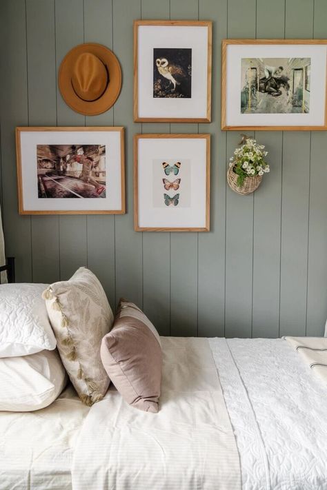 Interior Vintage, Teen Girl Bedroom, Hanging Picture Frames, Cottage Bedroom, Modern Cottage, Decoration Inspiration, Design Living Room, Hanging Pictures, Decoration Christmas