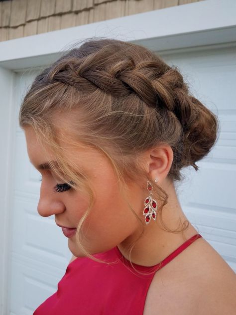 this is an easy up-do that i did on myself for my high school homecoming this year! Middle School Prom Hairstyles, Easy Homecoming Updos, Hair Styles For Dances Winter Formal Short Hair, Senior Hairstyles High Schools, High School Dance Hairstyles, Fancy Hairstyles For Short Hair Prom, Middle School Dance Hairstyles, Hair Inspiration Brunette, School Dance Hairstyles