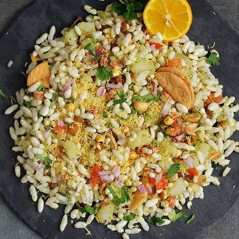 Sukha Bhel (Mumbai Style Dry Bhel) - Cooking Carnival Indian Party Appetizers, Crispy Rice Paper Dumplings, Rice Paper Dumplings, Indian Chaat, Vegetarian Starters, Tandoori Paneer, Mumbai Street, Samosa Chaat, Chaat Recipe