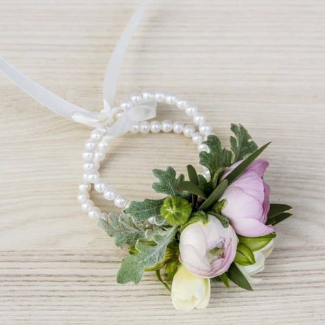 Make Your Own Corsage, Diy Corsage Wristlet Simple, Easy Corsage Diy Simple, Make A Corsage Wristlets, How To Make A Wrist Corsage Bracelet, Artificial Flower Corsage Diy, Coursage Diy How To Make A, Homecoming Corsage Ideas High Schools, Making Corsages Diy