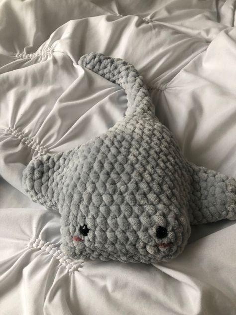 crochet grey stingray amigurimi Crochet Stingray, Easy Crochet Animals, Mode Crochet, Crochet Animals Free Patterns, Crochet Business, Kawaii Crochet, Beginner Crochet Projects, Fun Crochet Projects, Diy Crochet Projects