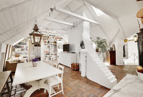 attic-apartment-with-shabby-chic-styles Baños Shabby Chic, Shabby Chic Apartment, Cocina Shabby Chic, Modern Shabby Chic, Shabby Chic Wallpaper, Apartment Chic, Attic Design, Attic Apartment, Shabby Chic Living