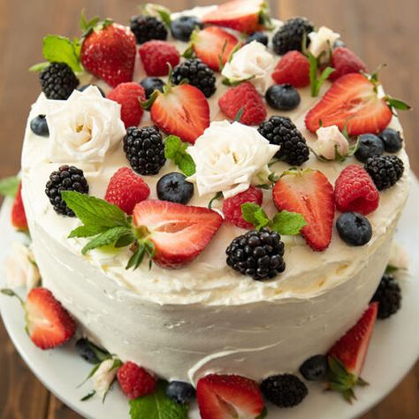 Easy Berry Chantilly Cake - Mirlandra's Kitchen Chantilly Cake Recipe, Perfect Whipped Cream, Berry Chantilly Cake, Yellow Cake Mix Recipes, Chantilly Cake, Christmas Cake Designs, Keep Life Simple, Chantilly Cream, Cake Fillings