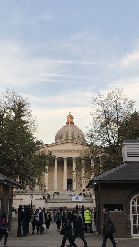 24/10/2018  Portico, University College London Students leave the library and lectures for the day Varsity Student Aesthetic, University Of College London, Ucl London Graduation, London Student Life Aesthetic, London Study Aesthetic, Student In London, Ucl London Campus Aesthetic, London Aesthetic University, Ucl London Aesthetic