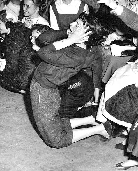 fans screaming over Pat Boone.1957 Iconic Vintage Photos, Rammstein Concert, Concert Crowd, Pat Boone, Ricky Nelson, Crazy Fans, Buddy Holly, Body Poses, Past Life