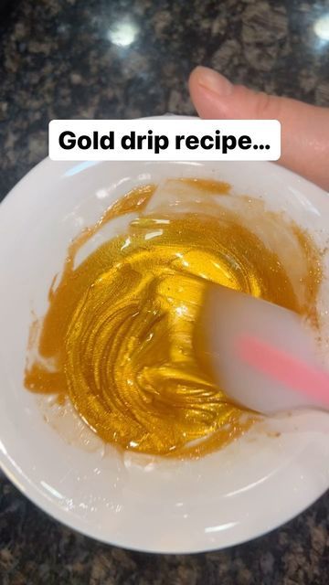 Gold Drip Recipe, Gold Dripping Cake, Smith Cake, Gold Luster Dust, Syrup Cake, Frosting Flowers, Cake Wallpaper, Cupcake Decorating Tips, Canned Frosting