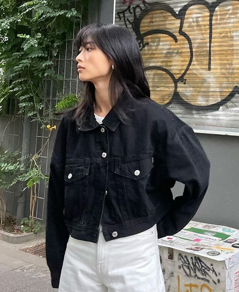 Black Denim Jacket Outfit Korean, Black Denim Jacket Outfit Aesthetic, Outfits With Black Jean Jacket, Cropped Black Denim Jacket Outfit, Black Denim Jacket Outfit Women, Denim Jacket Outfit Aesthetic, Sabrina Lan, Black Denim Jacket Outfit, Mini Skirts Outfits Summer