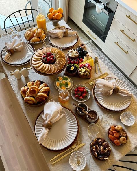 Picnic Party Table Setting, Table Settings For Breakfast, Food Set Up, Catering Food Displays, Breakfast Table Setting, Breakfast Platter, Brunch Spread, Catering Ideas Food, Breakfast Party