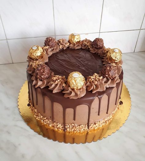 Ferrorocher Chocolate Cake, 20th Cake, Ferrero Cake, Muffin Design, Strawberry Chocolate Cake, Happy Birthday Chocolate Cake, Ferrero Rocher Cake, Chocolate Cake Designs, Mini Torte