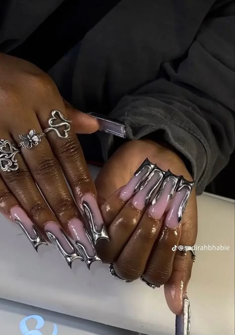 Silver Chrome Nails Designs, Silver Chrome Nails, Silver Acrylic Nails, Fye Nails, Curved Nails, Chrome Nails Designs, Acrylic Nail Set, Hard Nails, Colored Acrylic Nails