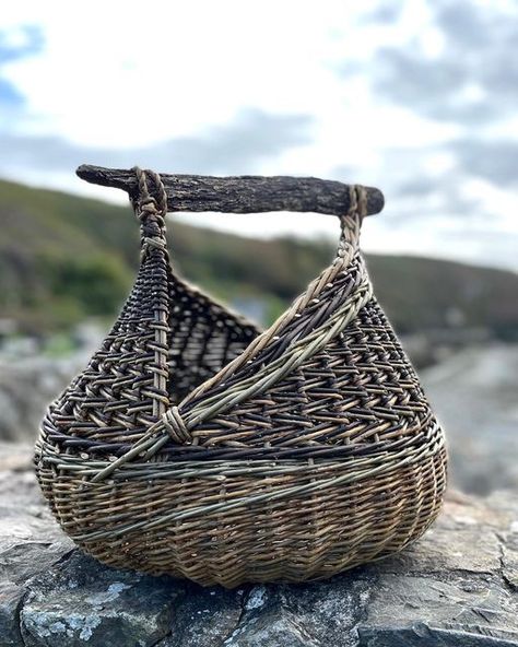 Ane Lyngsgaard on Instagram: "As a demonstration of different techniques I made a basket for each course in Wales. They are totally Welsh, both willow, bark and driftwood has been grown or found in Wales. They have though been made by a Dane 😎. #basketry #basketryart #basketryartist #handcrafted #handcraft #handcrafts #kurveflet #kurvefletning #naturalmaterial #naturalmaterialsarebeautiful" Driftwood Basket, Ratan Furniture, Japanese Branding, Tulip Basket, Willow Furniture, Tree Basket, Basket Weaving Diy, Willow Basket, Willow Weaving