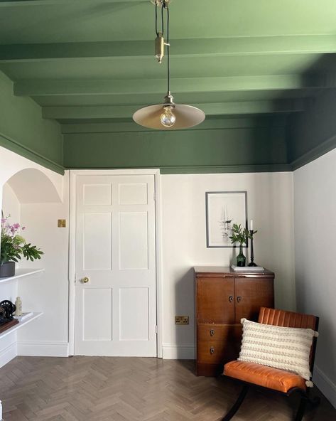 Navy Ceiling White Walls, Kids Room Wainscoting, Craftsman Bedroom, Green Bedroom Design, Colored Ceiling, Gorgeous Bedrooms, Green Walls, Bedroom Ceiling, Living Room Ceiling