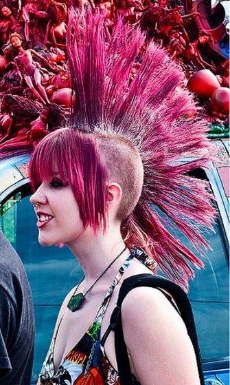 Now that's a mohawk! I like the bloody barbies behind her as well... Chelsea Hawk, Chelsea Mohawk, Cybergoth Fashion, Punk Rock Girls, Very Short Pixie Cuts, Traditional Goth, Shaved Hair Designs, Punk Culture, Girl Punk