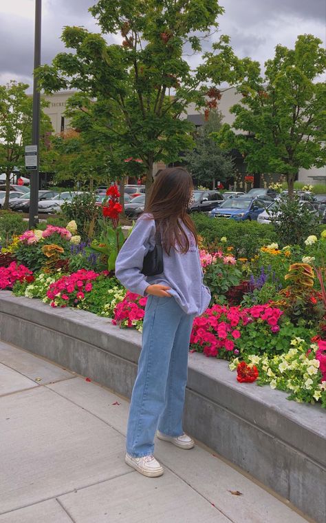 crewneck and baggy jeans fit Baggy Jeans Fit, Wide Leg Jeans Outfit, Girly Dp, Outfits Baggy, Jeans Outfit, T Shirt And Jeans, Tshirt Outfits, Airport Outfit, Photo Inspo