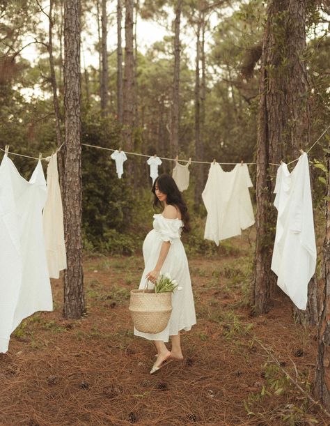 Maternity Photo Shoot Themes, Forest Maternity Pictures, Picnic Maternity Shoot, Maternity Picnic Photoshoot, Maternity Photography Unique, Maternal Photoshoot, Picnic Maternity Photoshoot, Forest Maternity Photoshoot, Outdoor Maternity Photos Summer