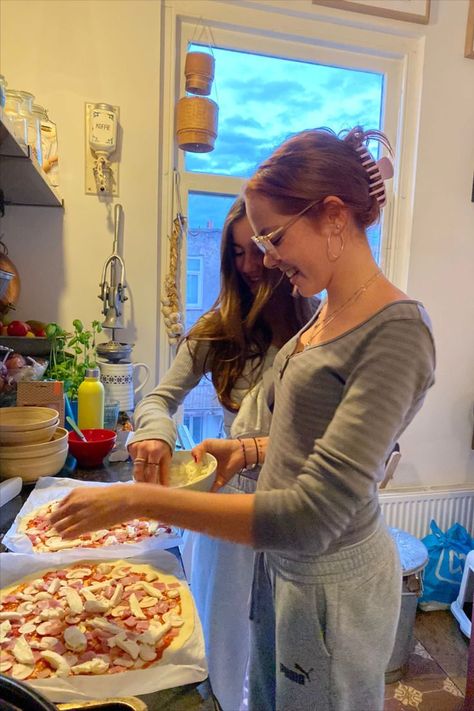 Pizza Friend, 21st Birthday Pictures, Pizza Girls, Summer Checklist, Pijama Party, Making Pizza, Make Your Own Pizza, Nyc Summer, Pizza Day