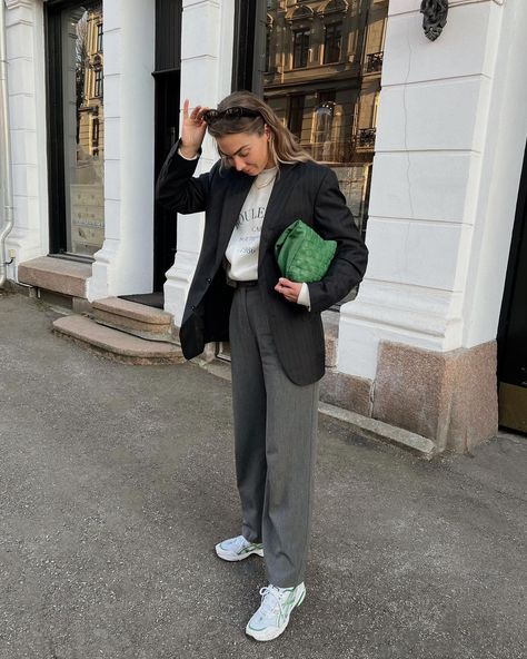 Edgy Outfits 2024, Effortless Chic Outfits, Chic Sneakers, Spring Fits, Street Style Winter, Edgy Look, Blazer Outfits, Grey Pants, Winter 2024