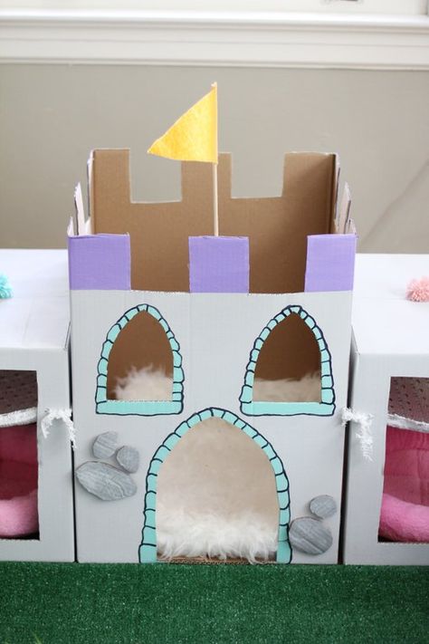 Castle Out Of Cardboard Boxes, Cat House Diy Cardboard, Chat Diy, Cardboard Cat House, Carton Diy, Cardboard Castle, Puppy Diy, Cat Castle, Cat House Diy