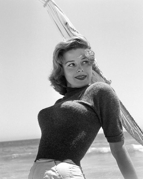 Elaine Stewart, Malibu California, Natural Women, Beach Ball, Feminine Beauty, Vintage Hollywood, Hollywood Glamour, Girls Sweaters, Hollywood Stars