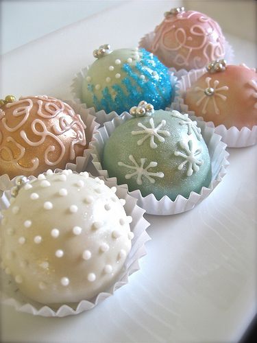 Edible Ornaments, Ornaments Pictures, Christmas Cake Balls, Lavender Christmas, Ornament Cake, Christmas Caroling, New Year's Kiss, Xmas Balls, Cake Ball