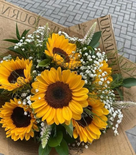 Birthday Flowers Bouquet Sunflowers, Sunflower Wallpaper Aesthetic Vintage, Pretty Wallpapers For Phone, Vintage Sunflower Aesthetic, August Widget, Sunflower And Daisy Bouquet, Diy Flower Arrangements Home, Sunflowers Aesthetic, Sunflower Bridesmaid Bouquet