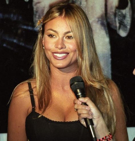 90s Golden Blonde Hair, Sophia Vergara 90s, Sophia Vergara Hair, Young Sofia Vergara, Sofia Vergara Blonde, Sofia Vergara Hair Color, Sofia Vergara In The 90s, Sofia Vergara Young, Sofia Vergara Hair