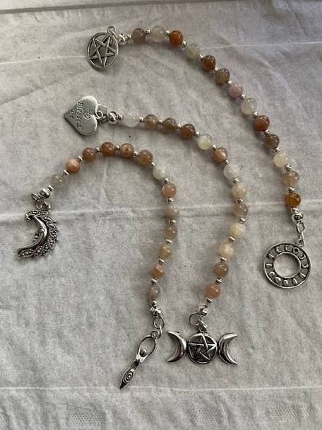 A Guide to Witchcraft - XXVII - Prayer beads - Wattpad Witch Jewelry Diy, Witchcraft Crafts, Prayer Beads Diy, Witches Ladder, Travel Prayer, Crystal Magick, Pagan Prayer Beads, Wiccan Rede, Witch Crafts