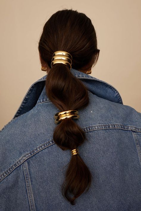 Gold Hair Cuff, Nails Product Photography, Western Hair Accessories, Hair Product Photography Ideas, Dense Hair, Hair Cuff, Glam Boho, Scrub Corpo, Mini Pony