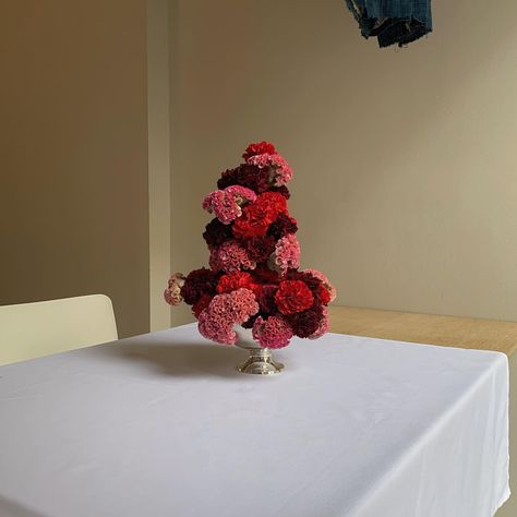 Red Pink Flower Arrangements, Christmas Flower Ideas, Pink Christmas Floral Arrangements, Red Roses Table Decor, Monochromatic Floral Arrangements, Agos Muni, Burgundy Flower Arrangements, Flower Set Design, Red Arrangements