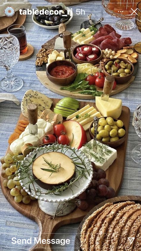 Cheese Presentation Ideas, Cheese Boards Aesthetic, Aesthetic Grazing Table, Fancy Charcuterie Board Aesthetic, Charcuterie Board Aesthetic Wine, Sharqutery Board With Food, Amazing Food Platters, Decorações Com Comidas, Antipasto Platter