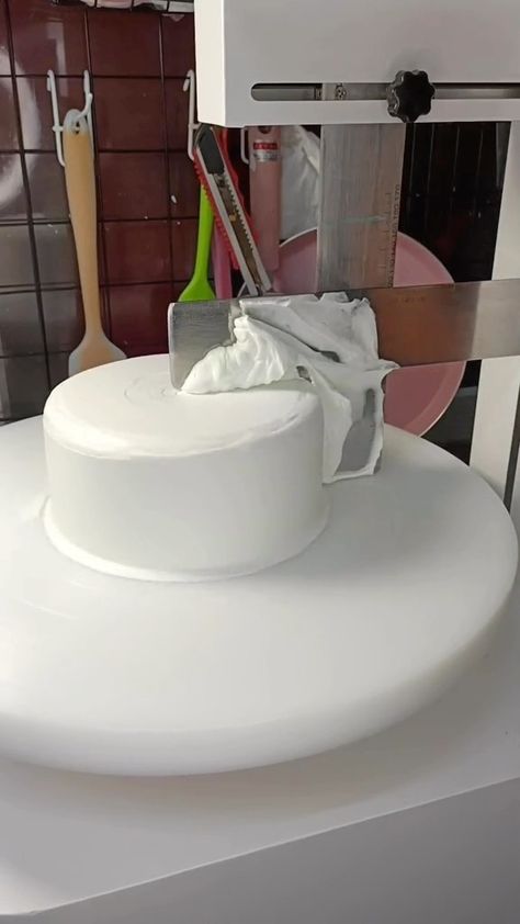 This machine makes crumb coating easy-peasy 😲 By: TT cake.1lover | Instagram Metdaan Cakes, Do You Know The Muffin Man, Cake Bouquet, Cake Hacks, Machine Video, Cake Tray, Cake Icing, Dessert Decoration, September 21