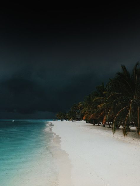 Dark Clouds, Jolie Photo, Beach Aesthetic, Nature Aesthetic, Oahu, Beach Life, Dark Aesthetic, Beautiful World, At Night