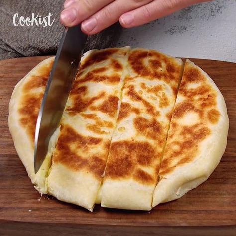 Cookist Wow on Instagram: “So delicious and easy to make, the result is irresistible! 😍 INGREDIENTS 110g (¾ cup) all-purpose flour; 60ml (¼ cup) warm milk; 30ml (2…” Cookist Wow Recipes Bread, Cookist Recipes, Cookist Wow Recipes, Cheesy Focaccia, Foccacia Recipe, Cookist Wow, Artisan Bread Recipes, Bread Shaping, Tv Food