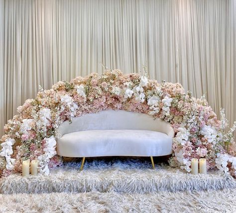 Pelamin Nikah, Wedding Theme Design, Wedding Tent Decorations, Nikah Decor, Wedding Church Decor, Fall Wedding Color Schemes, Dream Wedding Reception, Wedding Stage Backdrop, Minimalist Wedding Decor