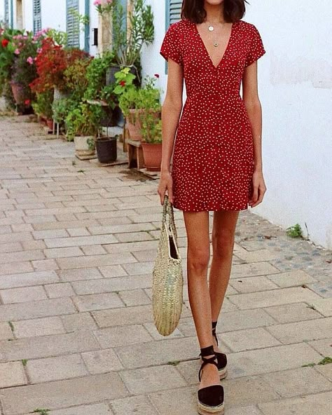 Red pok a dots for summer Áo Blu, Renee Zellweger, Kate Hudson, Mode Inspiration, Flower Dresses, Outfits Casuales, Dot Dress, Look Fashion, Spring Summer Fashion