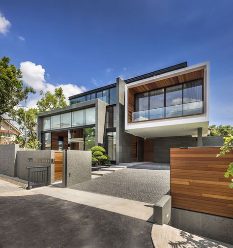 Two-story house in Singapore boasting modern interiors by Park + Associates Home Designs Exterior, Design Blogs, Story House, Modern Exterior, Facade House, Residential Architecture, Modern House Exterior, House Designs Exterior, Contemporary Architecture