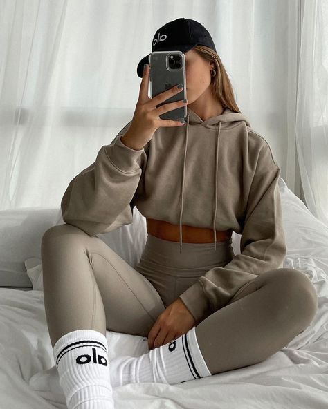 https://www.instagram.com/p/CTaEYy4nxxN/?utm_medium=share_sheet What To Wear With Leggings, Alo Yoga Outfit, Leggings For Fall, Basic Streetwear, Legging Outfits, Weekend Wear, Alo Yoga, How To Style, Yoga Clothes