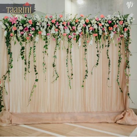 Floral Arch Photo Backdrop, Simple Backdrop For Engagement, Simple Flower Backdrop, Engagement Backdrop Ideas Simple, Photobooth Backdrop Event, Backdrop For Photobooth, Birthday Party Decorations For Adults, Photo Frame Decoration, Wedding Entrance Decor