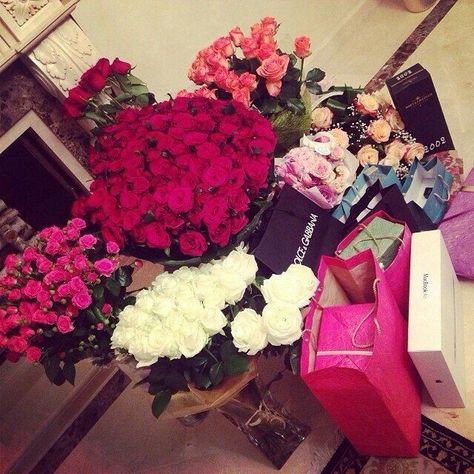 How to spoil your girlfriend/fiancé/wife. Spoiled Girlfriend, Dubai Fashionista, Birthday Presents For Girlfriend, Spoiled Wife, Rosen Box, Presents For Girlfriend, Birthday Goals, Presents For Boyfriend, My Funny Valentine