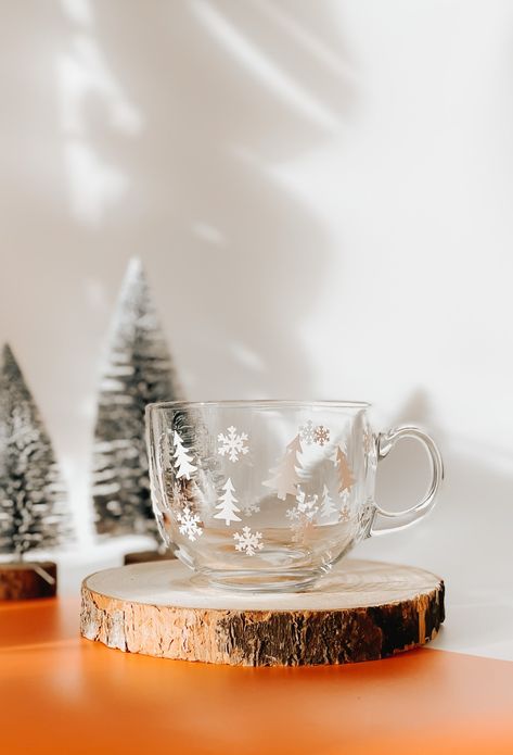 A cute seasonal Christmas Tree and Snow glass mug giving us all the Winter vibes. Makes a gorgeous gift for you, your other half or friend... Mugs hold a jumbo 470ml and are clear glass with white writing. Perfect for those extra large cups of tea or coffee. CARE INSTRUCTIONS - These mugs are handmade and therefore should be gently hand-washed while avoiding scrubbing or soaking the vinyl to ensure a long life! NOT dishwasher or microwave safe. Cricut Christmas Candles, Christmas Cups Vinyl, Christmas Cups, Christmas Thank You, Christmas Cup, Pretty Mugs, Christmas Coffee, Winter House, Gorgeous Gift