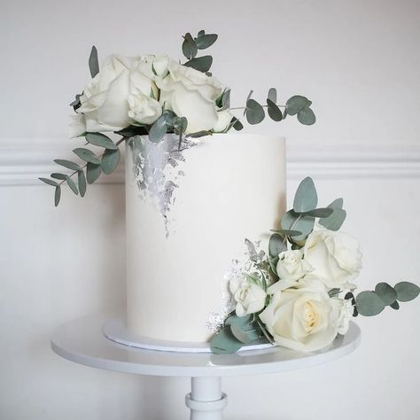 formerly The Yummy Pudding Co on Instagram: "ELAINE & JOHN 🌿 Kicked off the new year with this little beauty which I set up at @armathwaitehallhotel on Tuesday. A single tier lemon and raspberry cake, which was ordered by their lovely friend Andrea, was finished in white with silver leaf detail, to match the brides dress, and gorgeous fresh flowers from @thebespokefloristworkington. #silverleafcake #freshflowercake #elegantweddingcake #whitewedding #roses #simpleweddingcakes #intimateweddings" Wedding Cake Gold Leaf, Lemon And Raspberry, Engagement Party Cake, Boys 1st Birthday Cake, Single Tier Cake, Silver Wedding Cake, Single Layer Cakes, Brides Dress, Cake Buttercream