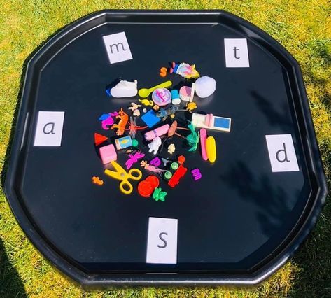 Phonics Tuff Tray Eyfs, Turf Tray Ideas Preschool, English Tuff Tray Ideas, Reading Activities Eyfs, New Entrant Classroom Ideas, Phonics Tuff Tray Ideas Eyfs, Nursery Continuous Provision, Eyfs Continuous Provision Ideas, Literacy Tuff Tray Ideas