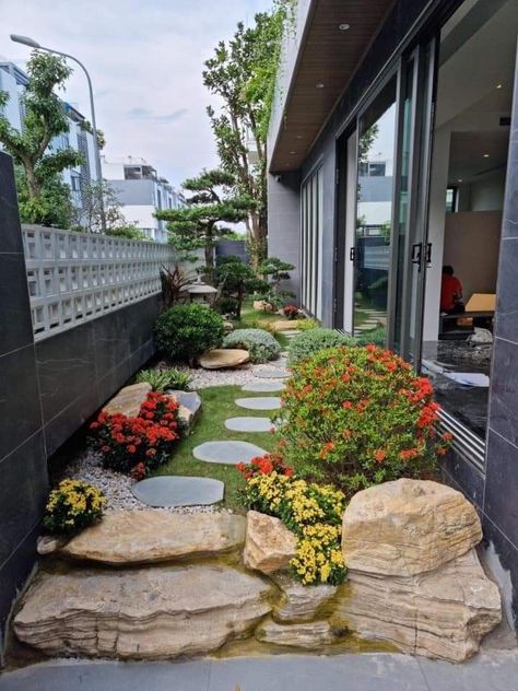 Easy And Beautiful Garden Decor Ideas Small Garden Front Of House, House Small Garden, Small Garden Design Ideas Layout, Japan Word, Small Garden Inspiration, Vintage Decorating Ideas, Dream Garden Backyards, Garden Front Of House, Rustic Garden Ideas